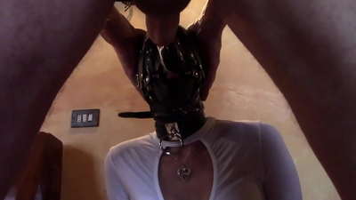 Laura in calcibus, exemplar lectionis, video 2021, altum guttur cum multiplicibus anulis